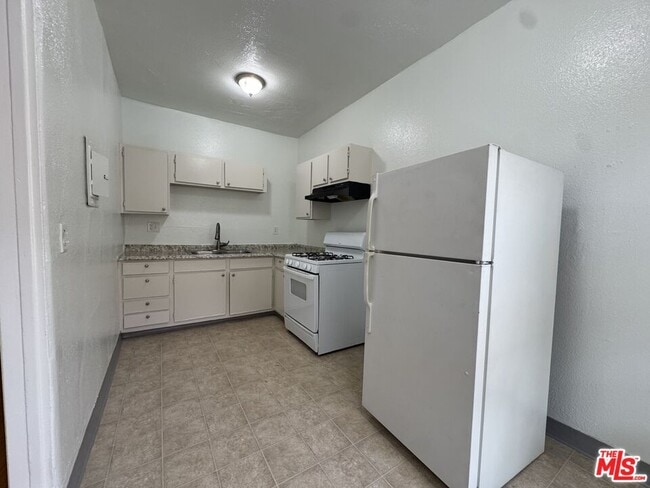 Building Photo - 920 S Hobart Blvd