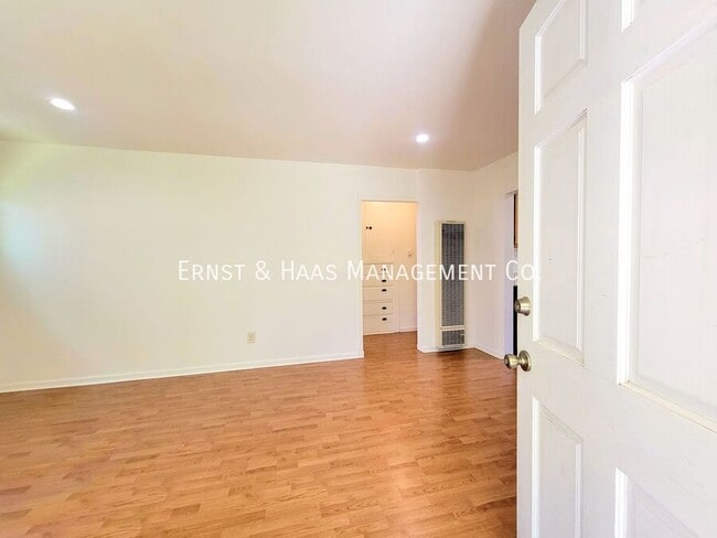 Foto del edificio - 1378 Loma Ave