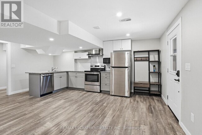 Building Photo - 43 Fleming Cres