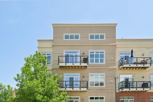 Building Photo - 5677 S Park Pl