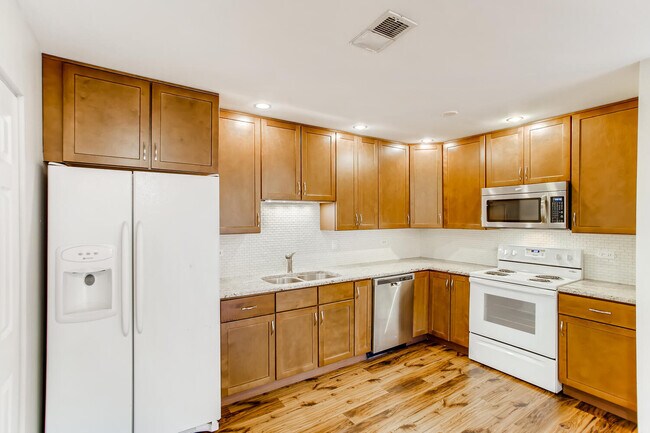 Building Photo - 9427 Bay Colony Dr