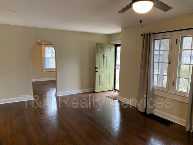 Building Photo - 609 E 54th St