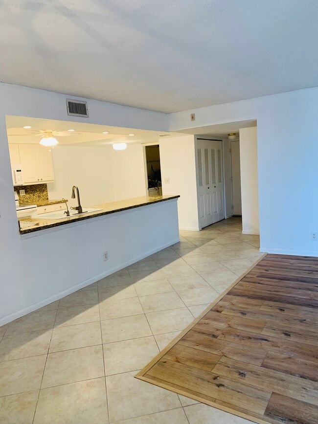 Building Photo - 950 Egret Cir