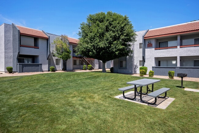 Edificio exterior con zona de picnic al aire libre - West 35th Apartments