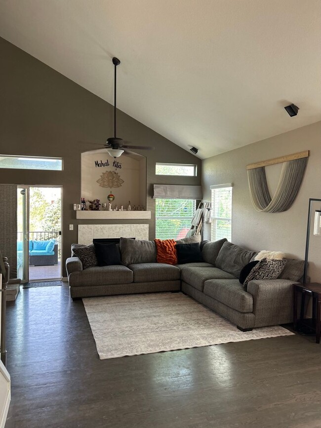 Building Photo - Beautiful Aurora Home for Rent