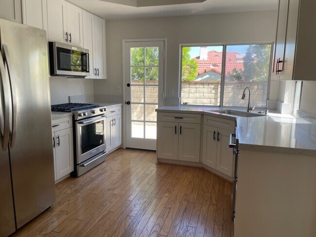 Foto del edificio - Gorgeous Single Story Home in The Coveted Valencia Summit Community!