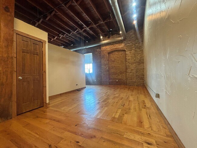 Building Photo - ? FREE RENT INSIDE- TAKE A LOOK! Welcome t...