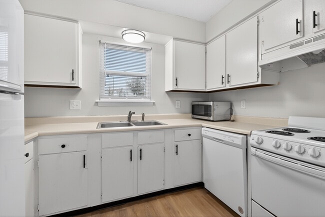 Building Photo - 1350 Dix Dr