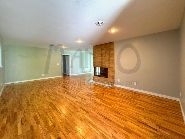 Building Photo - Sprawling South Hill Rancher on Park-like ...