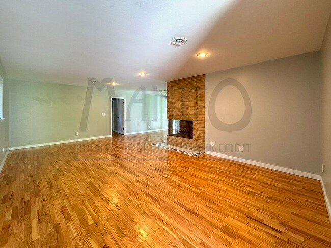 Foto del edificio - Sprawling South Hill Rancher on Park-like ...