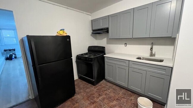 Foto del edificio - LARGE 2 BEDROOM W/ PARKING  EAST 51 STREET...
