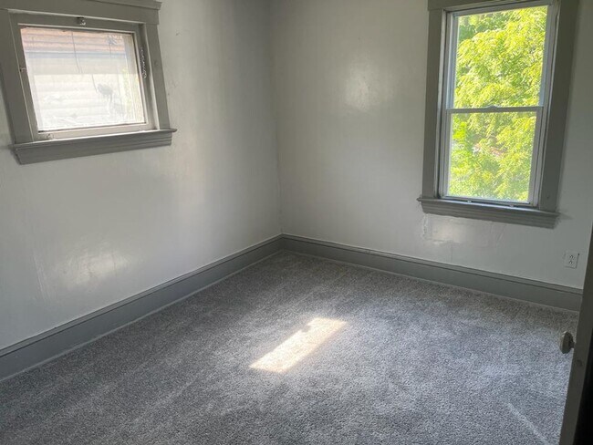 Building Photo - 3bd Single Near Shaker Sq Cash Pay/Section 8