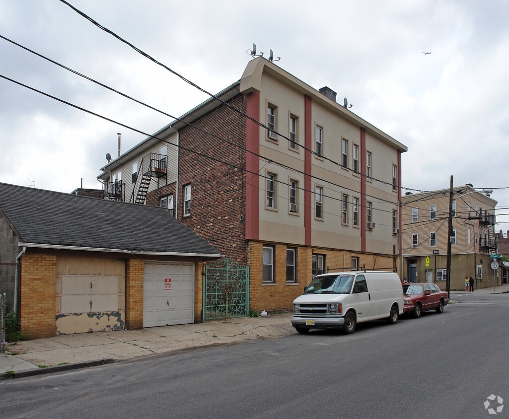 Building Photo - 144-146 Fleming Ave