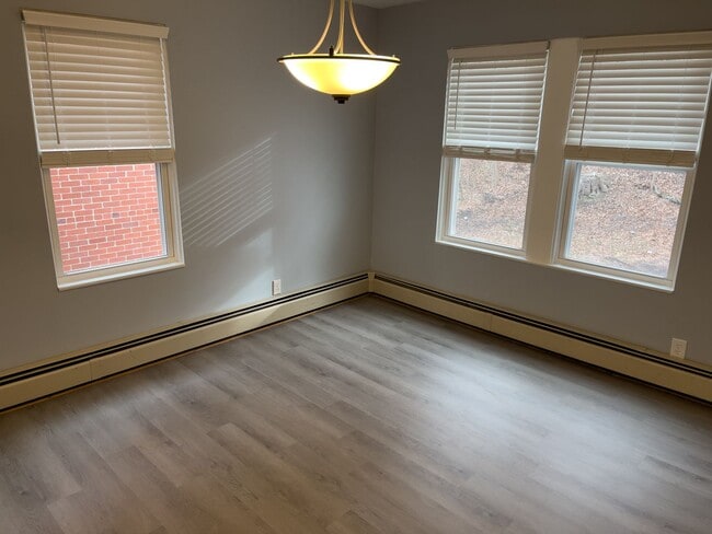 Building Photo - 3 BtR/1.5 Bath  Single Family Home in established west side neighorhood.