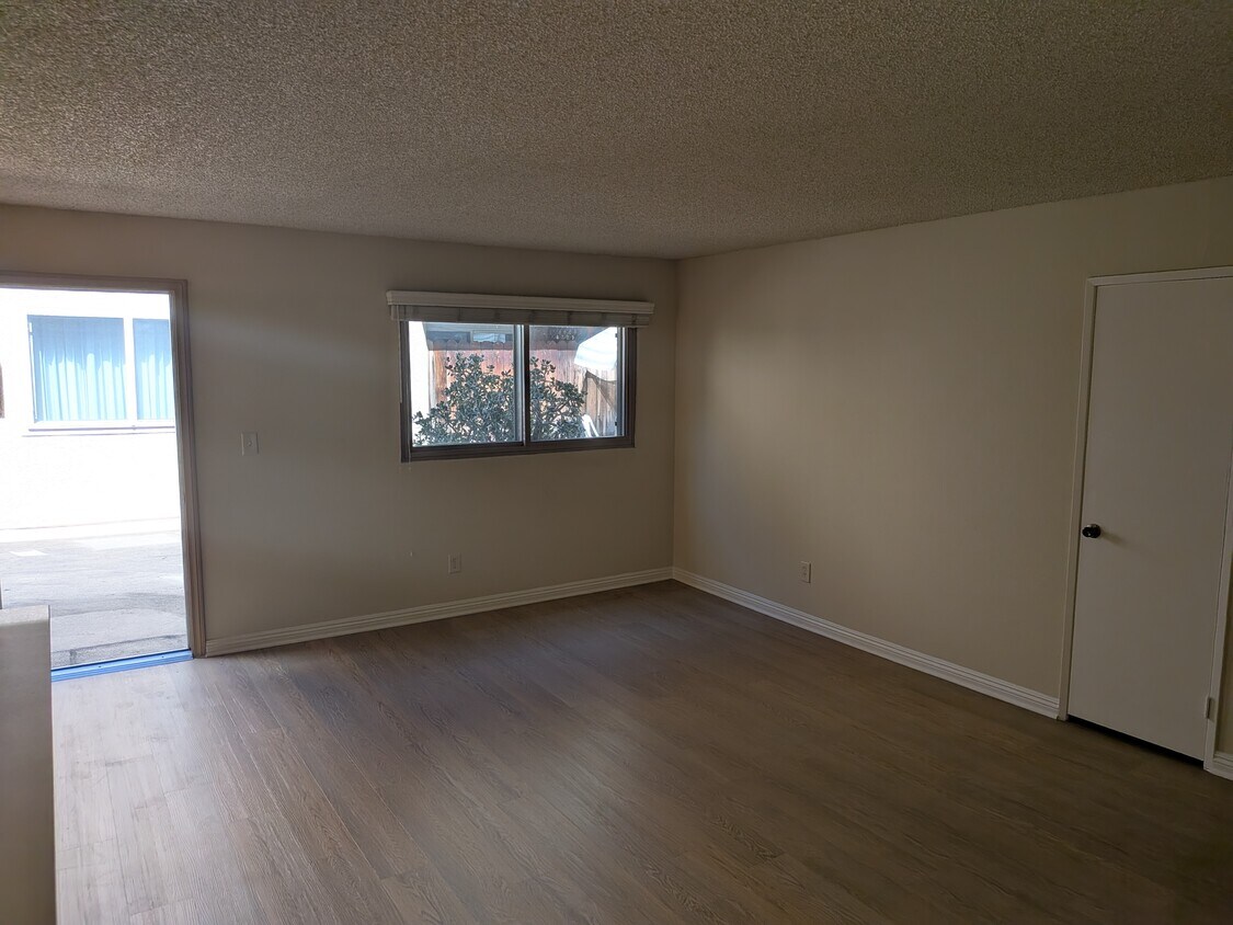 Photo - 3709 W Victory Blvd (Burbank, CA)