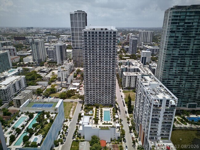 Foto del edificio - 600 NE 27th St