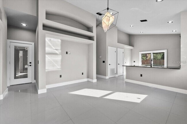 Building Photo - 724 W Crescent Dr