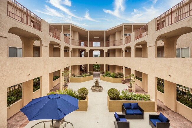 Courtyard - Vinton Court Apartments