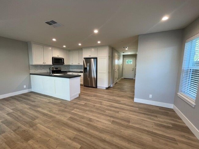 Photo - Tahoe Park 2 Bedroom Near UC Davis Med Center House