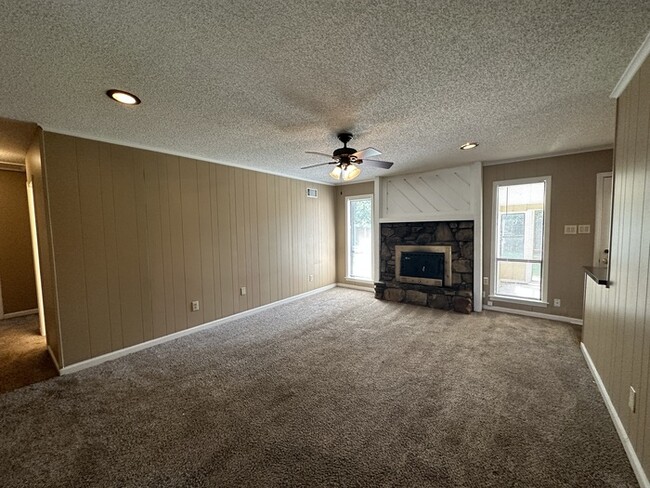 Building Photo - 3848 Lawrenceton - Available Now!