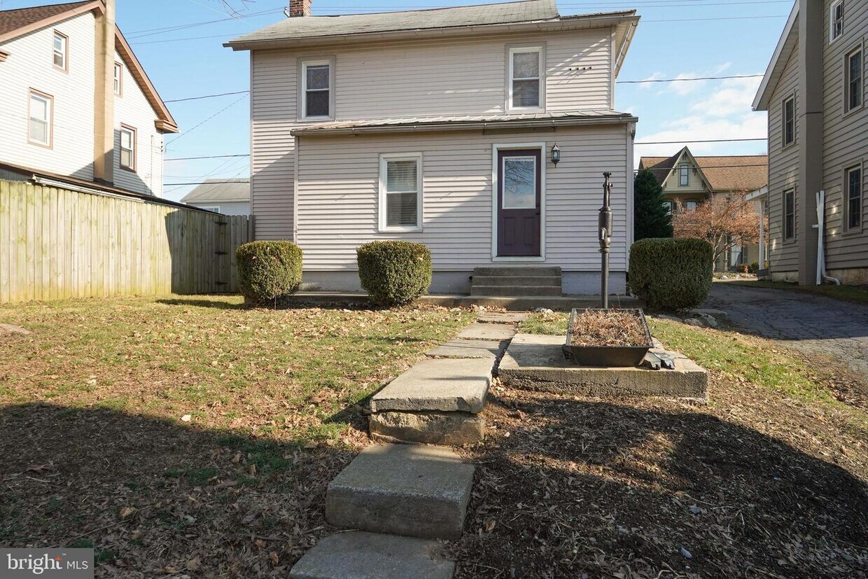 122 N Ronks Rd, Ronks, PA 17572 House Rental in Ronks, PA