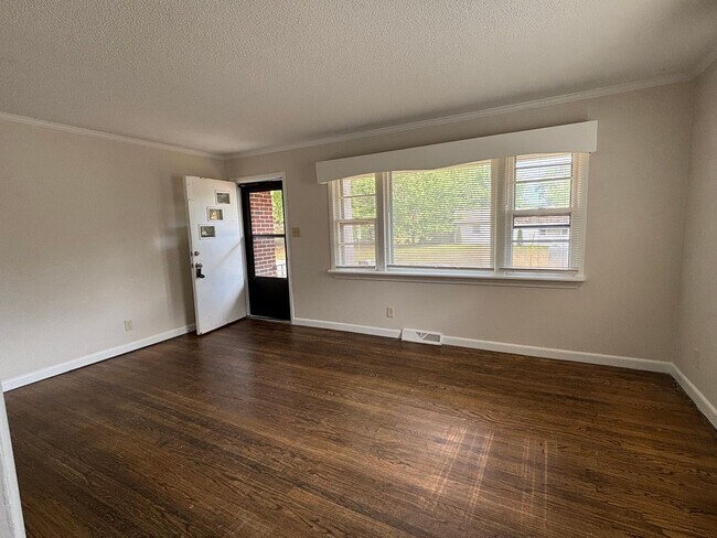 Foto del edificio - 3 BR with deck conveninent to Four Seasons Mall