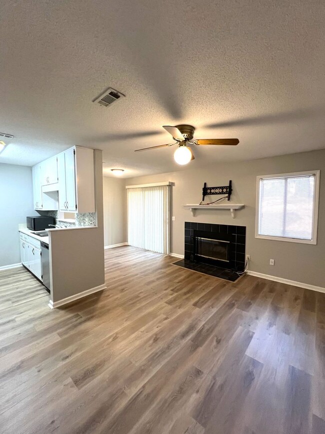 Building Photo - 328 Candlebrook Dr