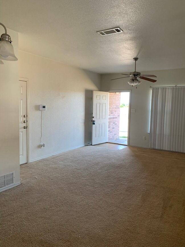 Building Photo - 2912 Ashley Dr