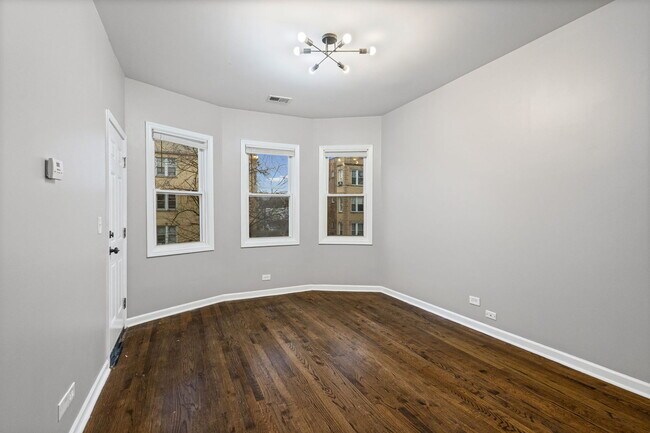 Foto del edificio - 3251 W Berteau Ave