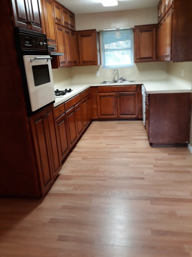 Building Photo - Cute Home Close to Restaurants and Shopping