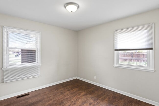 Building Photo - Cute 3 Bedroom 1 Bathroom of of Bardstown Rd