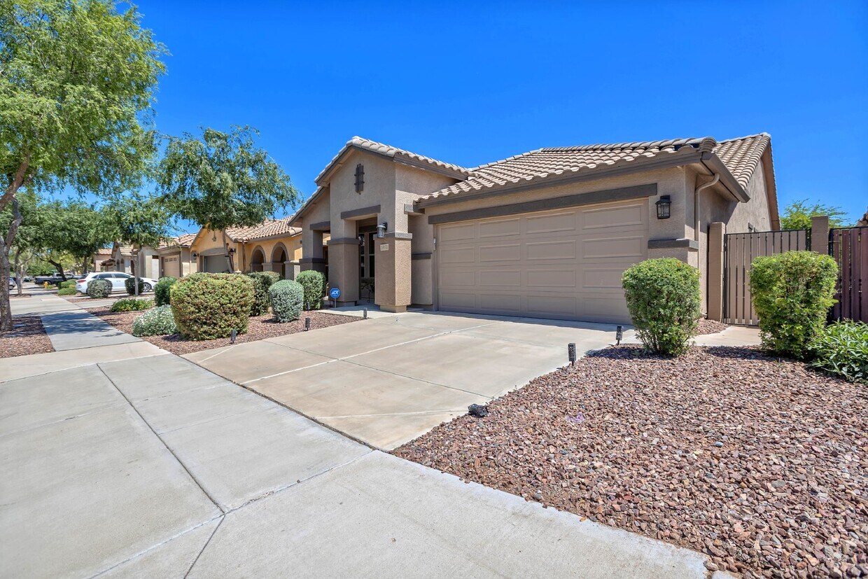 1073 S Pheasant Dr, Gilbert, AZ 85296 Room for Rent in Gilbert, AZ