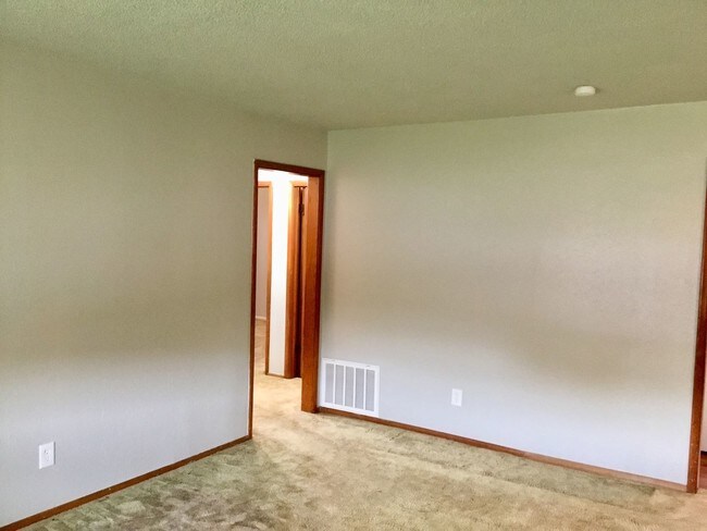 Building Photo - 4 br, 1.5 bath House - 2005 Overbrook Dr