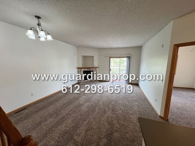 Building Photo - Townhouse Available June 1, Open Floor Pla...