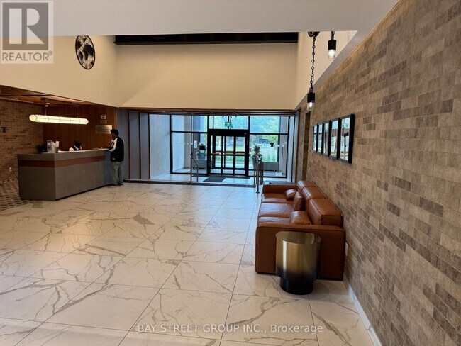 Photo du bâtiment - 2300 St Clair Ave W
