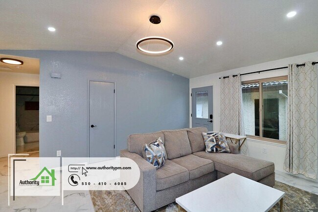 Foto del edificio - 897 Tanglewood Dr. - Newly Remodeled Unit!...