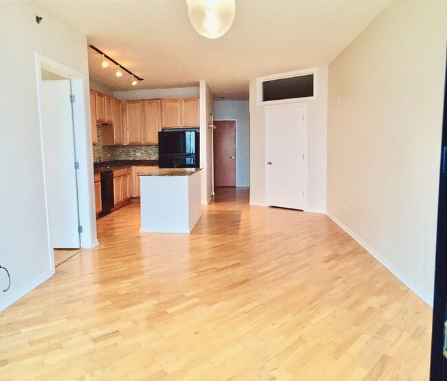 Building Photo - 210 S Desplaines St