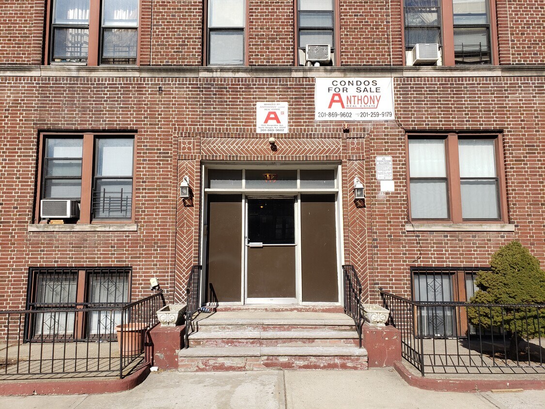 Building Entrance - 117 Corbin Ave
