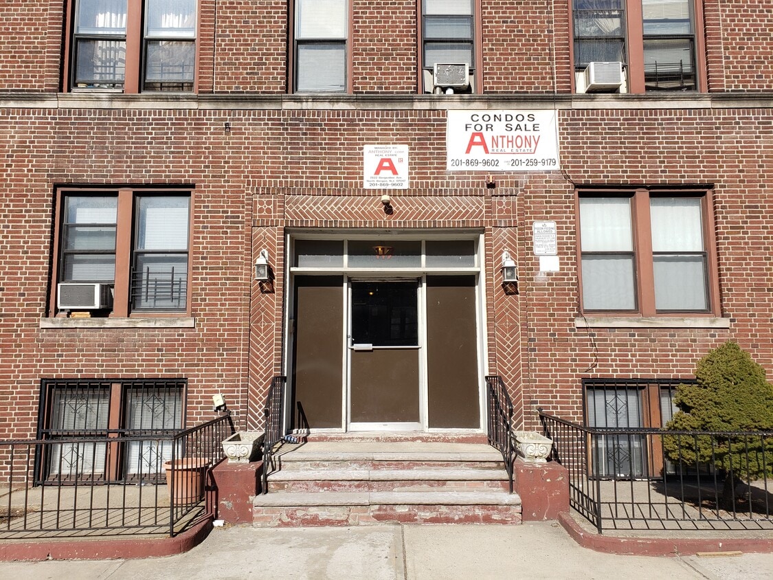 Building Entrance - 117 Corbin Ave