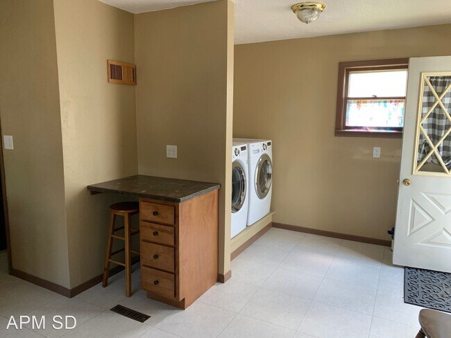 Building Photo - 3 br, 2.5 bath House - 715 N Prairie Ave