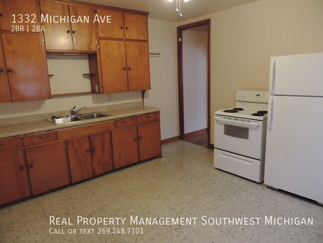 Building Photo - 3 Bedroom/ 1.5 Bath with detached 1 car ga...