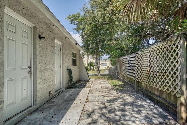 Building Photo - 1320 Wellington St