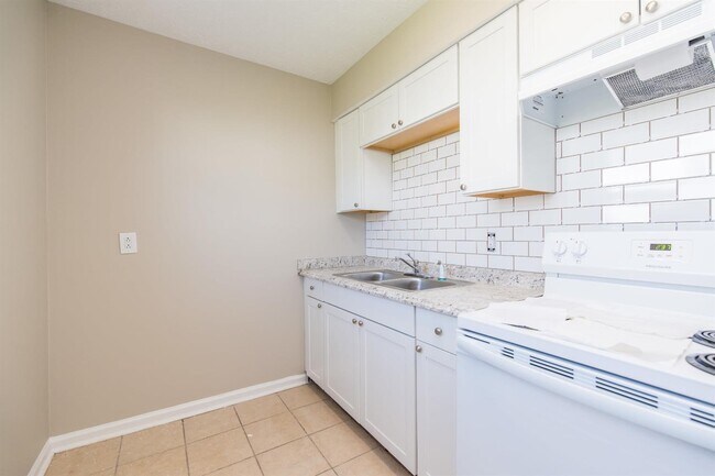 Building Photo - 431 Garden City Dr
