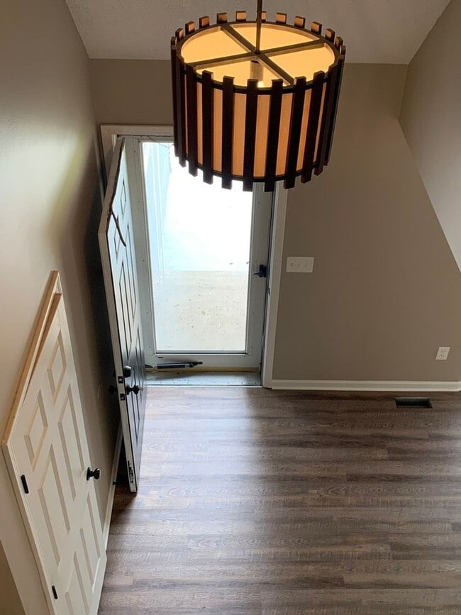 Building Photo - Large 4 Bedroom/3 Bath Home in Lee's Summit