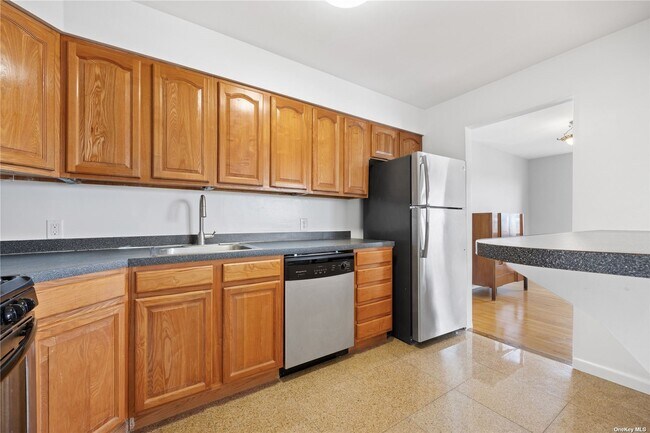Building Photo - 40-44-44 Clearview Expy