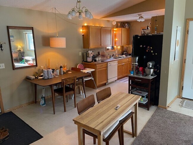 Foto del edificio - Main floor living! Available in February. 3 Bedroom, 1 Bathroom home