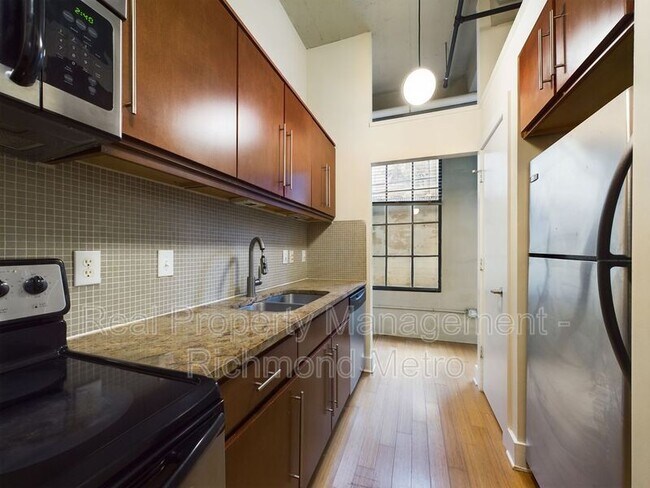 Building Photo - 815 Perry St