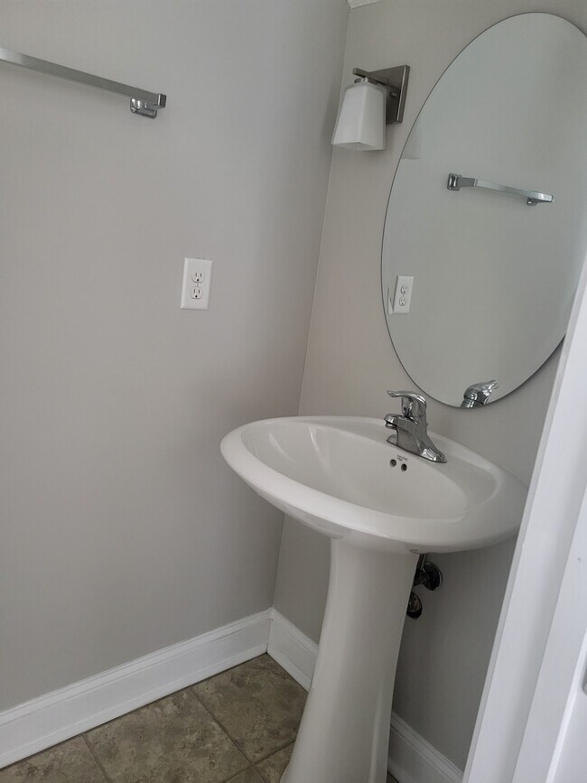 Building Photo - 1113 Creekside Cir