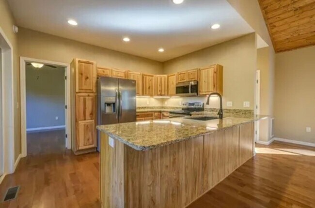 Building Photo - 127 Gardenia Ct