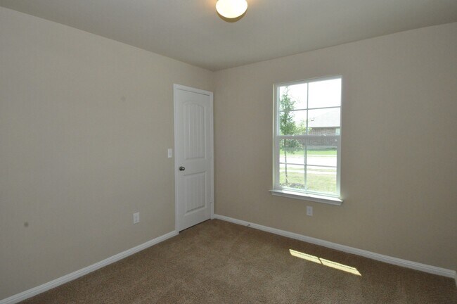 Building Photo - Dont Miss This Beauty In A Quiet Community